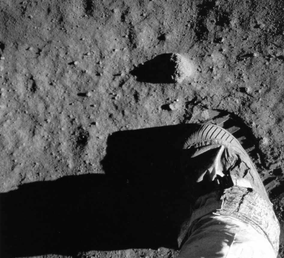 Il piede di Aldrin sul suolo lunare.jpg